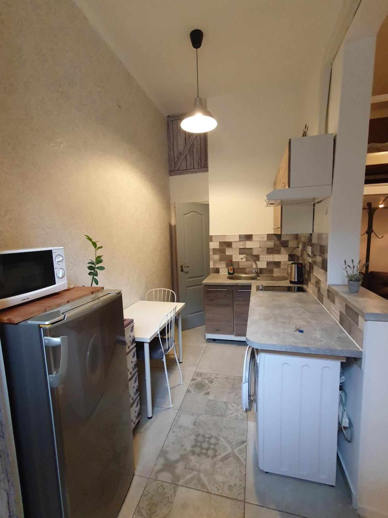 Cozy With Air Condition After Renovation Apartament